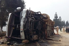 Lực lượng chức năng đến hiện trường xử lý vụ tai nạn giao thông. (Ảnh: Hồng Ninh/TTXVN)