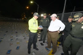 Bộ trưởng Quốc phòng Colombia Luis Carlos Villegas (giữa) và Giám đốc cơ quan cảnh sát quốc gia Rodolfo Palomino (phải) thị sát việc kiểm tra số ma túy vừa thu giữ tại Cartagena ngày 13/1 vừa qua. (Ảnh: THX/TTXVN)