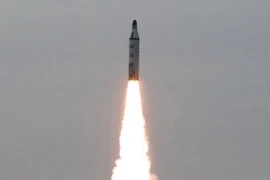 Một vụ phóng thử tên lửa chiến lược từ một tàu ngầm của Triều Tiên. (Ảnh: Reuters/TTXVN)