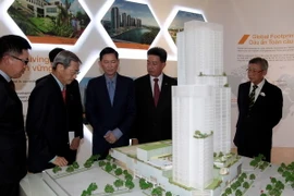 Các đại biểu tham quan mô hình Trung tâm Thương mại Saigon Centre trong ngày khai trương ở TP.HCM. (Ảnh: Thanh Vũ/TTXVN)