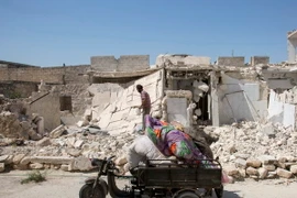 Cảnh đổ nát sau các vụ không kích ở Aleppo. (Ảnh: EPA/TTXVN)