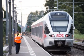 Cảnh sát gác bên đoàn tàu ở ga Salez sau vụ tấn công. (Ảnh: EPA/TTXVN)