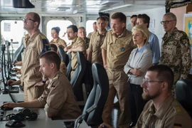 Bộ trưởng Quốc phòng Đức Ursula von der Leyen (thứ hai bên phải) làm việc trên tàu hỗ trợ hải quân Đức Bonn. (Ảnh: AFP/TTXVN) 