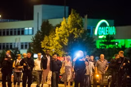 Người dân được sơ tán khỏi hiện trường vụ xả súng ở Munich tối 22/7. (Ảnh: AFP/TTXVN)