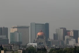 Khói mù bao phủ bầu trời Mexico City, Mexico ngày 3/5 vừa qua. (Ảnh: THX/TTXVN)