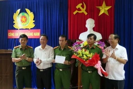 Lãnh đạo tỉnh Quảng Nam thưởng "nóng” Ban chuyên án. (Ảnh: Nguyễn Sơn/TTXVN)