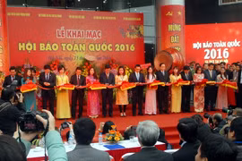 Lễ cắt băng khai mạc Hội báo. (Ảnh: Danh Lam/TTXVN)