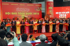 Lễ cắt băng khai mạc Hội báo. (Ảnh: Danh Lam/TTXVN)