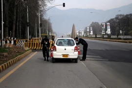 Cảnh sát Pakistan kiểm tra các phương tiện giao thông gần khu vực Bộ Ngoại giao Pakistan ở Islamabad ngày 6/2. (Ảnh: THX/TTXVN)