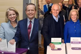 Thủ tướng Australia Malcolm Turnbull và phu nhân Lucy (phải) bỏ phiếu tại Sydney và Lãnh đạo Công đảng đối lập Bill Shorten và phu nhân Chloe (trái) bỏ phiếu tại Melbourne, ngày 2/7 vừa qua. (Ảnh: AFP/TTXVN)