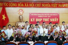 Các đại biểu ra mắt tại kỳ họp Hội đồng Nhân dân các tỉnh Bắc Kạn lần thứ nhất. (Ảnh: Vũ Hoàng Giang/TTXVN)