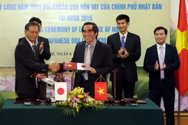 Thứ trưởng Bộ Kế hoạch và Đầu tư Nguyễn Văn Trung và Đại sứ đặc mệnh toàn quyền Nhật Bản tại Việt Nam Hiroshi Fukada ký Công hàm vốn vay ODA tài khóa 2016. (Ảnh: Danh Lam/TTXVN)