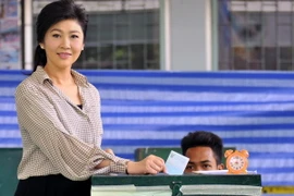 Cựu Thủ tướng Thái Lan Yingluck Shinawatra bỏ phiếu trong cuộc trưng cầu dân ý về dự thảo Hiến pháp ở thủ đô Bangkok ngày 7/8. (Ảnh: EPA/TTXVN)