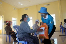 Đại diện Hội Liên hiệp Phụ nữ tỉnh Khánh Hòa trao quà cho các gia đình khó khăn trên địa bàn thành phố Nha Trang. (Ảnh: TTXVN phát)