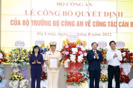 Lãnh đạo tỉnh Quảng Ninh tặng hoa chúc mừng Đại tá Đinh Văn Nơi. (Ảnh: TTXVN phát)