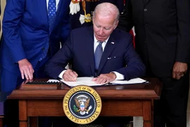 Tổng thống Mỹ Joe Biden ký một văn kiện tại Nhà Trắng ở Washington, DC. (Ảnh: AFP/TTXVN)