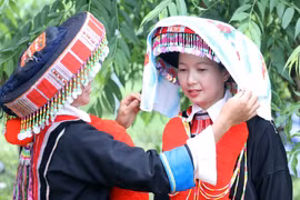 Trang phục cô dâu là áo tự thêu, chú rể mặc áo chàm đội mũ nồi (hoặc cuốn vải chàm) cùng với âm thanh của tiếng kèn đặc trưng của dân tộc. (Ảnh: Anh Tuấn/TTXVN)