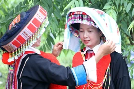 Trang phục cô dâu là áo tự thêu, chú rể mặc áo chàm đội mũ nồi (hoặc cuốn vải chàm) cùng với âm thanh của tiếng kèn đặc trưng của dân tộc. (Ảnh: Anh Tuấn/TTXVN)