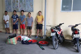 Các đối tượng trộm cắp tài sản bị bắt giữ. (Ảnh: Thanh Tân/TTXVN)