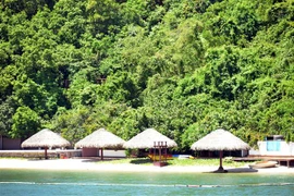 Khu vực bãi tắm trên đảo Soi Sim, nước trong xanh, bãi thoải, được du khách yêu thích. (Ảnh: Thanh Vân/TTXVN)