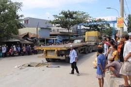 Bị cuốn vào gầm xe container, hai mẹ con chết thảm