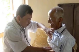 Khám bệnh, cấp thuốc miễn phí cho ngư dân nghèo tại Quảng Ngãi