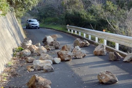 Động đất tại Đông Bắc Nhật Bản và Papua New Guinea