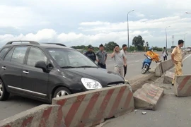 Ôtô đâm vào dải phân cách, bé gái 6 tuổi bị thương nặng