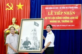 Trao tặng Quân chủng Hải quân tư liệu về Hoàng Sa, Trường Sa