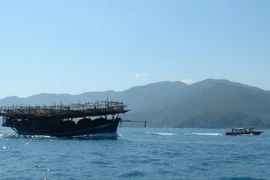 Ứng cứu và tiếp cận tàu cá của Bình Định gặp nạn trên biển