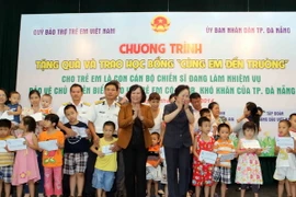 Trao 140 suất học bổng “Em không phải bỏ học” cho trẻ Đà Nẵng