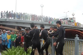 Một người phụ nữ bất ngờ nhảy xuống kênh Nhiêu Lộc-Thị Nghè