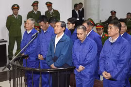 Bị cáo Dương Chí Dũng (giữa) và 9 bị cáo đồng phạm đứng trước vành móng ngựa. Ảnh: Doãn Tấn - TTXVN