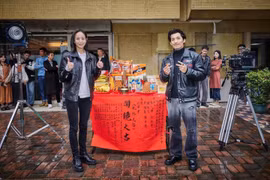 Trương Quân Ninh và Liên Bỉnh Phát trong lễ khai máy của đoàn phim ''Hóa ngoại chi y.'' (Ảnh: NVCC)