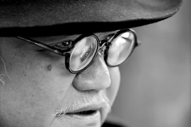 Chân dung đạo diễn Đào Trọng Khánh do nhiếp ảnh gia Nguyễn Đình Toán chụp. (Ảnh cắt từ ảnh gốc)