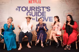 Dàn diễn viên 'A tourist's guide to love' tại buổi họp báo ra mắt phim ở Việt Nam. (Ảnh: PV/Vietnam+)