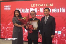 Giải thưởng quan trọng nhất năm nay - Giải thưởng Lớn đã được trao cho Đạo diễn-Nghệ sỹ Nhân dân Đặng Nhật Minh nhờ những đóng góp cả đời của ông cho Thành phố Hà Nội, thể hiện qua lĩnh vực điện ảnh. (Ảnh: Minh Anh/Vietnam+)