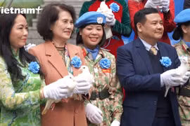 Các đại biểu, khách mời tại tọa đàm thả chim bồ câu, tượng trưng cho khát vọng hòa bình. (Ảnh: PV/Vietnam+)