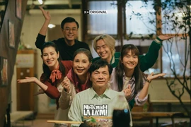 Những gương mặt quen thuộc từ hai Nghệ sỹ Nhân dân gạo cội Trung Anh, Kim Xuân, cặp diễn viên Tuấn Tú-Huyền Trang, tiktoker nổi tiếng Lê Bống, diễn viên trẻ mới Tuấn Đạt tụ hợp lại thành một gia đình bất đắc dĩ. (Ảnh: Truyền hình K+)