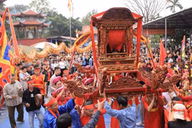 Hội rước kiệu Đền Đào Nương náo nhiệt sau 6 năm bị gián đoạn vì dịch. (Ảnh: Hoài Nam/Vietnam+)