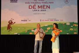 Nhà văn Trần Đức Tiến - Hiệp sỹ Dế Mèn mới. (Ảnh: Minh Anh/Vietnam+)