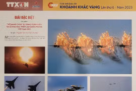 Giải Đặc biệt Cuộc thi ảnh báo chí Khoảnh Khắc Vàng năm nay thuộc về bộ ảnh chụp màn trình diễn Su-30MK2 trên bầu trời Hà Nội