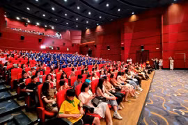 Đông đảo khán giả tham gia buổi khai mạc Liên hoan Phim châu Âu lần thứ 22 tại Hà Nội. (Ảnh: Minh Anh/Vietnam+) 