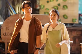 Hai diễn viên Song Luân và Uyển Ân trên phim trường ''Nhà bà Nữ.'' (Ảnh: ĐPCC)
