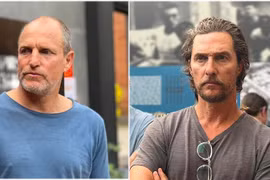 Hai nam diễn viên Woody Harrelson (trái) và Matthew McConaughey tại Di tích Nhà tù Hỏa Lò. (Ảnh: Di tích Nhà tù Hỏa Lò)