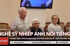 Cuộc hội ngộ đầy cảm xúc của nhiếp ảnh gia-phóng viên TTXVN nổi tiếng. (Ảnh: Minh Anh/Vietnam+)