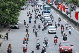 Người dân theo hướng từ Thường Tín đổ về trung tâm khá đông nhưng không gây ùn tắc. (Ảnh: PV/Vietnam+)