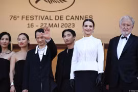 Gia đình đạo diễn Trần Anh Hùng cùng hai con, nữ diễn viên Juliette Binoche (thứ hai từ phải sang). (Ảnh: AFP)