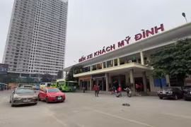 Ghi nhận tình hình giao thông cửa ngõ Thủ đô đầu giờ chiều 28 Tết. (Ảnh: Hoàng Đạt/Vietnam+)