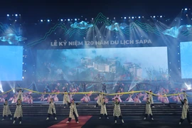 Sân khấu Lễ kỷ niệm rực rỡ màu sắc, âm thanh hiện đại hòa quyện với chất liệu đặc trưng của các dân tộc thiểu số tại Sa Pa, Lào Cai. (Ảnh: Minh Anh/Vietnam+)